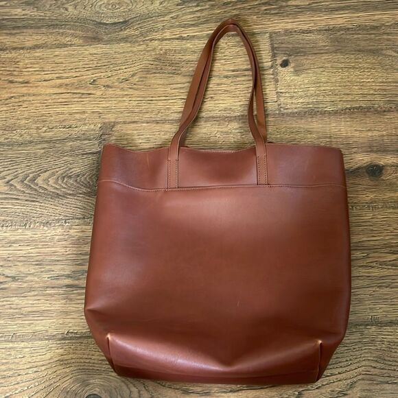 Madewell Handbags - Madewell the Essential Tote in Leather